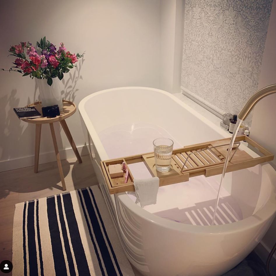 Charlotte Edwards Belgravia Gloss White Freestanding Bath 1200x700x580mm